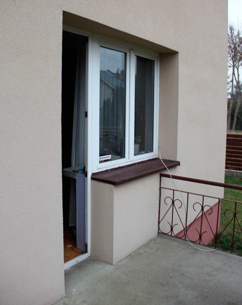 Модификация внешней стены: узкая дверь и окно с видом на сад…