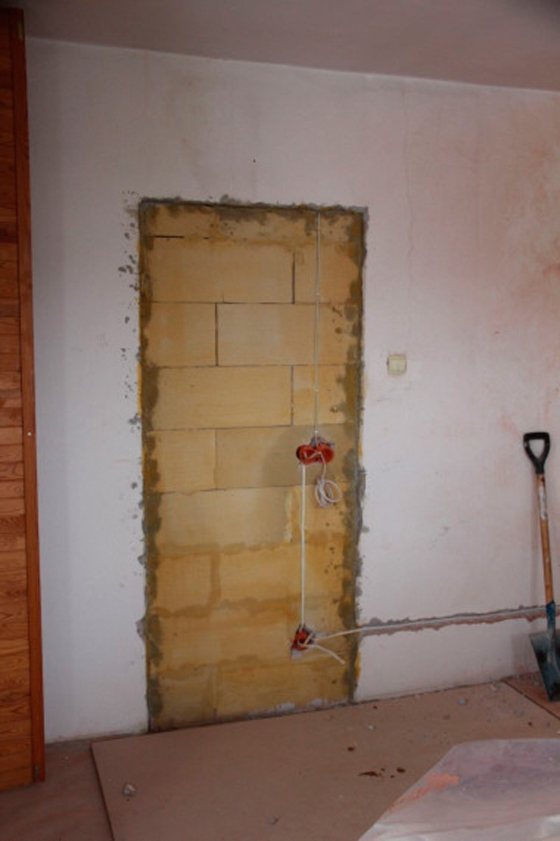  Старая дверь замурована блоками из пенобетона