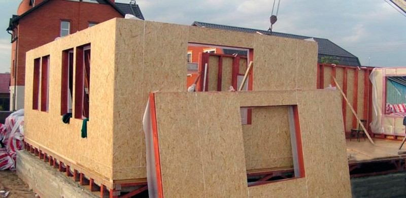 Деревянный каркасный дом можно быстро построить с использованием сборных элементов